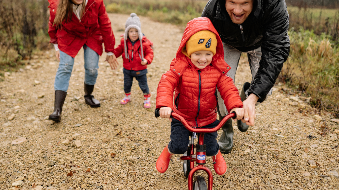 Enfant à vélo dans une montée, illustrant une réaction de protection face à l’effort souvent confondue avec un manque de volonté.